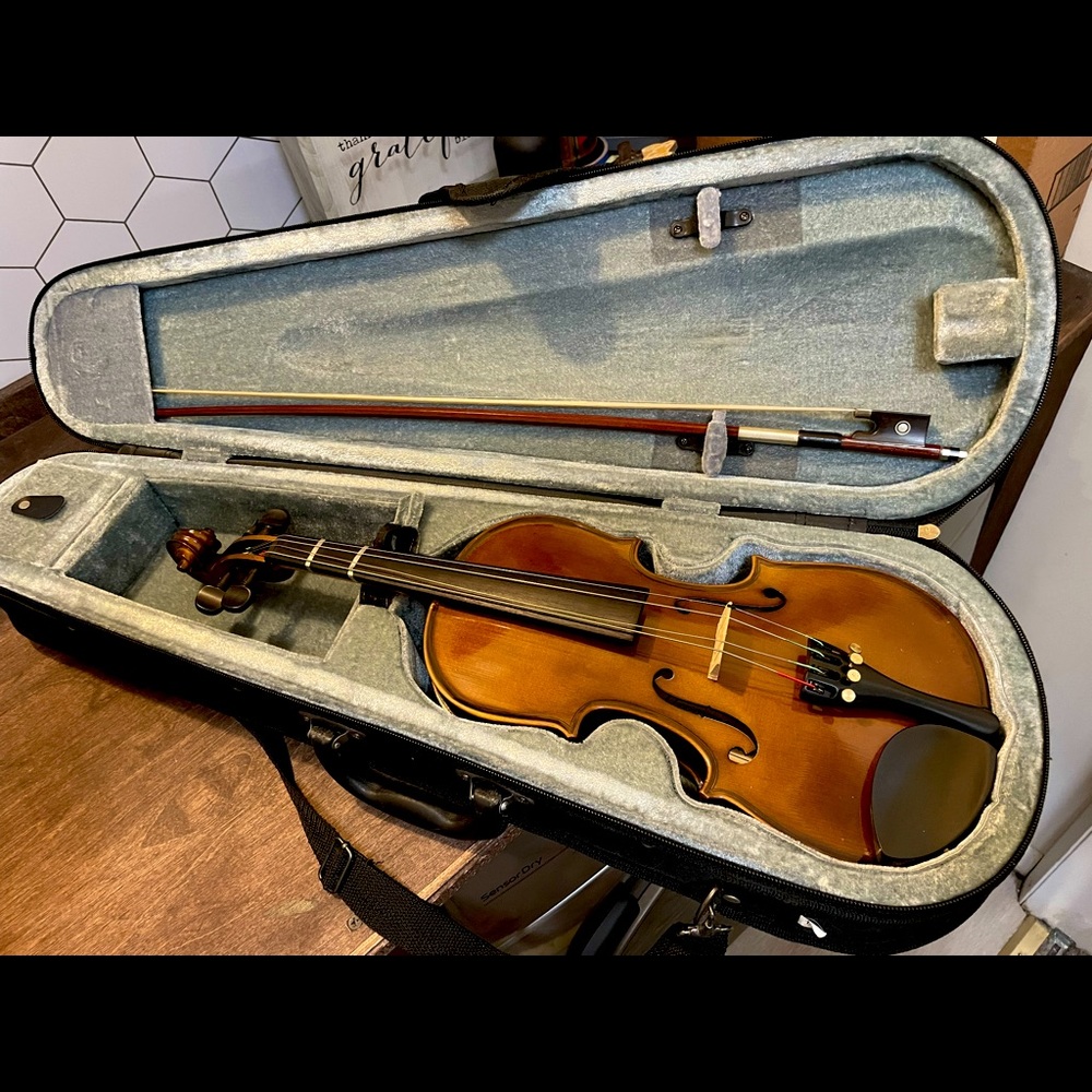 Beautiful Cremona Violin SV-115, was a gift, never used! Comes with case.